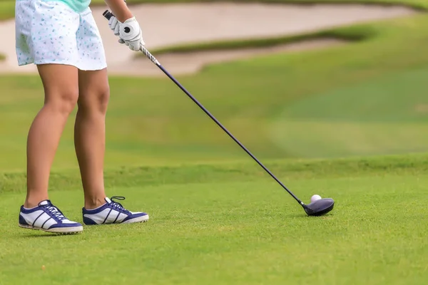 Baixa seção de jogador de golfe feminino — Fotografia de Stock