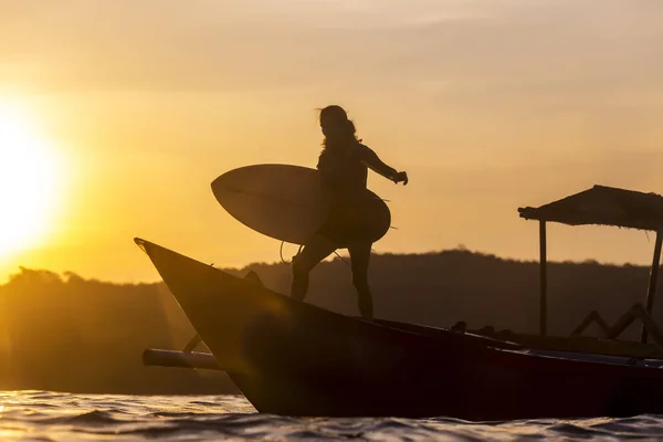 Surfista no oceano ao pôr-do-sol — Fotografia de Stock