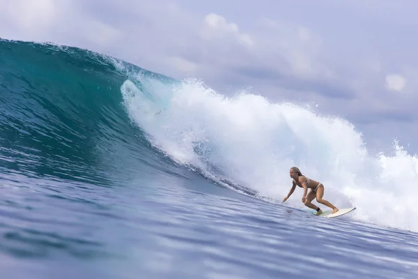 Surfer meisje — Stockfoto