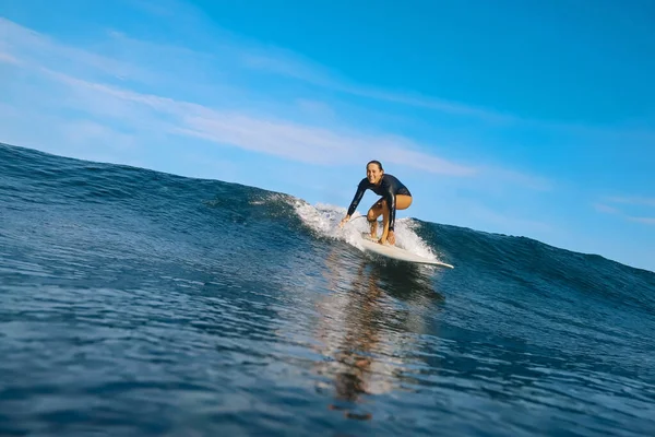Vrouwelijke Surfer Een Blauwe Golf Zonnige Dag — Stockfoto