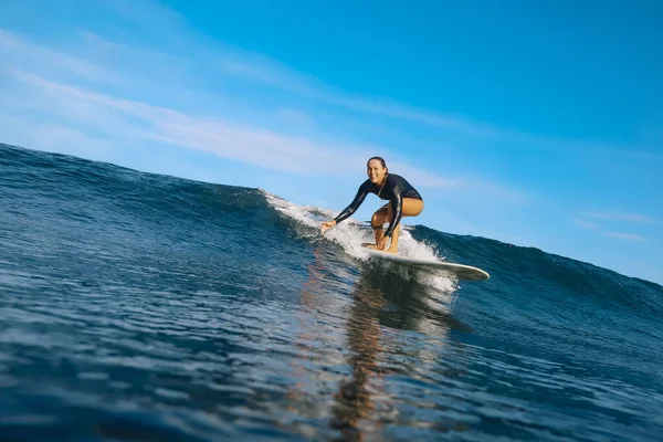 Surfeuse Sur Une Vague Bleue Soleil — Photo