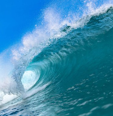 Güneşli bir günde mavi okyanus dalgası