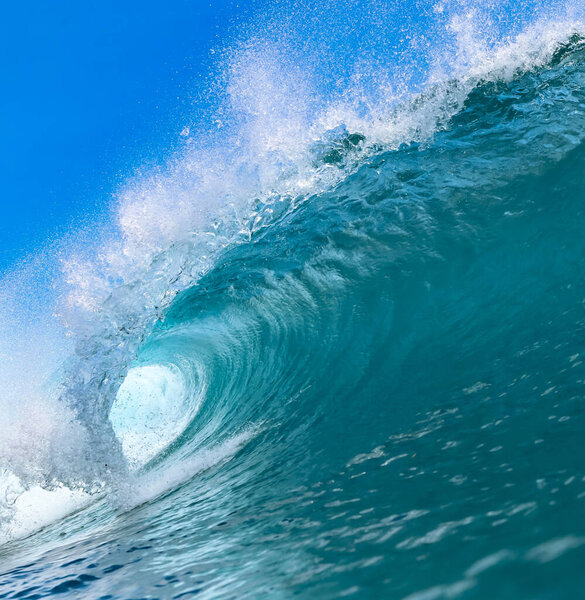 Голубая океанская волна в солнечный день
