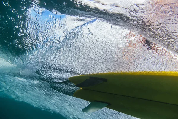 Surfista Uma Prancha Vista Subaquática — Fotografia de Stock