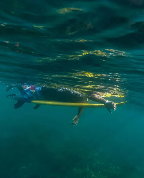 Surfer Στον Ωκεανό Υποβρύχια Θέα — Φωτογραφία Αρχείου