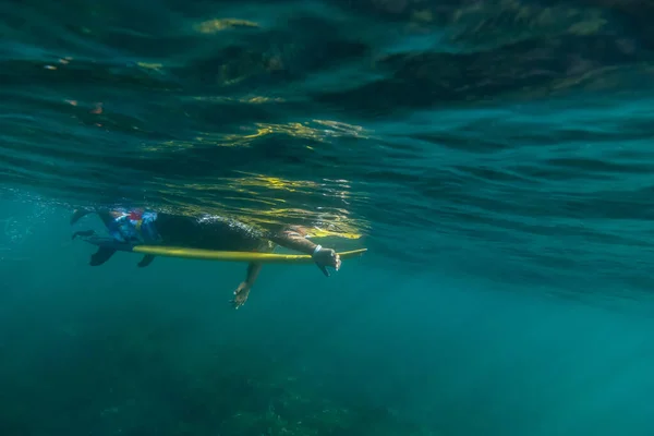Surfer Auf Dem Brett Unterwasserblick — Stockfoto