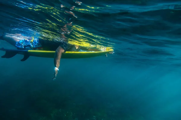 Surfer Desce Podwodny Widok — Zdjęcie stockowe