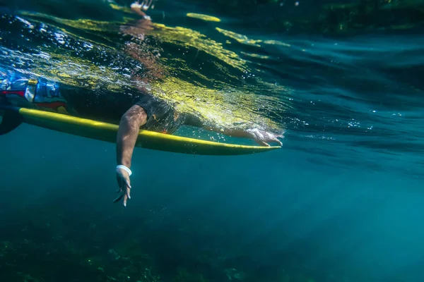 Surfer Een Plank Onderwater Uitzicht — Stockfoto