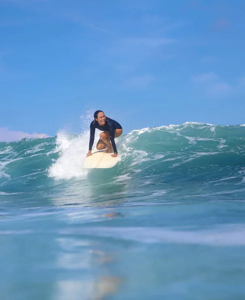 Femmina Surfista Onda Blu Nella Giornata Sole — Foto Stock