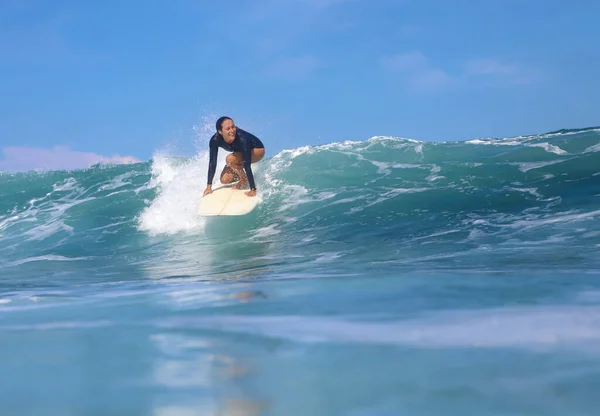 Surfista Feminina Uma Onda Azul Dia Ensolarado — Fotografia de Stock