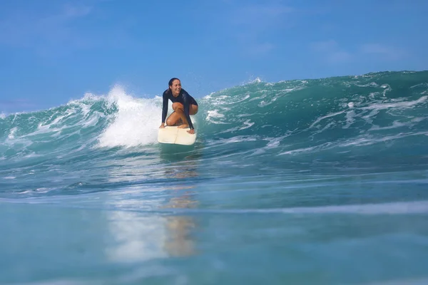 Surfista Femenina Una Ola Azul Día Soleado —  Fotos de Stock