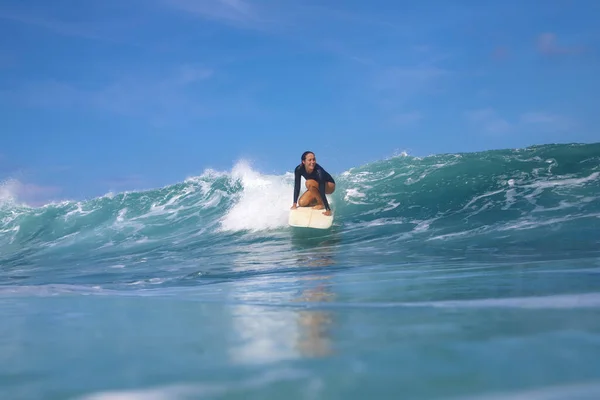 Žena Surfařka Modré Vlně Slunečný Den — Stock fotografie