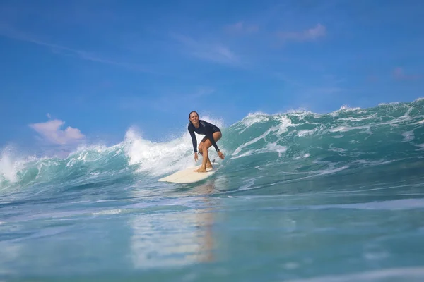 Surfista Femenina Una Ola Azul Día Soleado — Foto de Stock