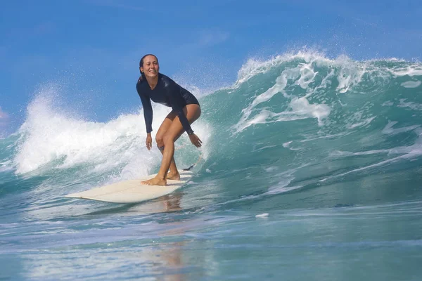 在晴天的蓝色波浪中冲浪的女性 — 图库照片