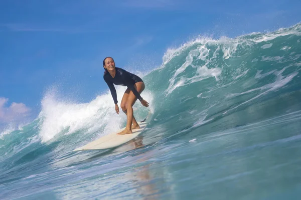 Surfista Femenina Una Ola Azul Día Soleado — Foto de Stock