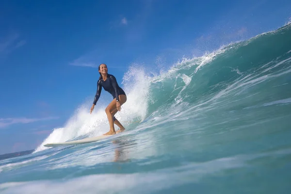 Surfista Feminina Uma Onda Azul Dia Ensolarado — Fotografia de Stock