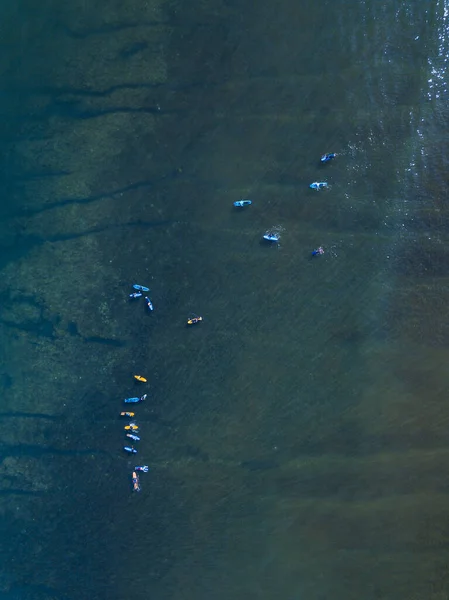 Vista aérea dos surfistas — Fotografia de Stock