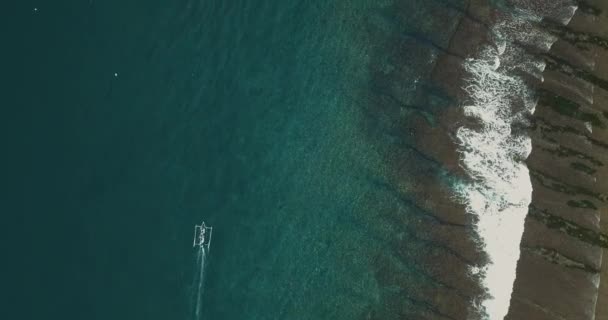 Hint Okyanusu 'ndaki banka teknesinin havadan görünüşü — Stok video