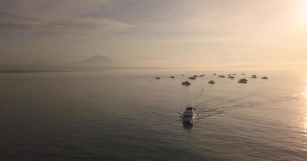 Aerial view of boats and volcano Agung in background — Stock Video