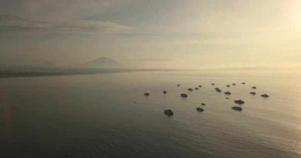 Flygfoto av båtar och vulkan Agung i bakgrunden — Stockvideo