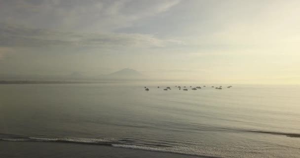 Vue aérienne des bateaux et du volcan Agung en arrière-plan — Video
