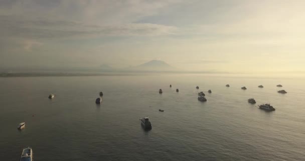 Вид с воздуха на лодки и вулкан Агунг в фоновом режиме — стоковое видео