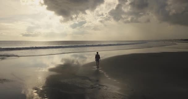 Vista aérea de la mujer caminando en la playa — Vídeos de Stock