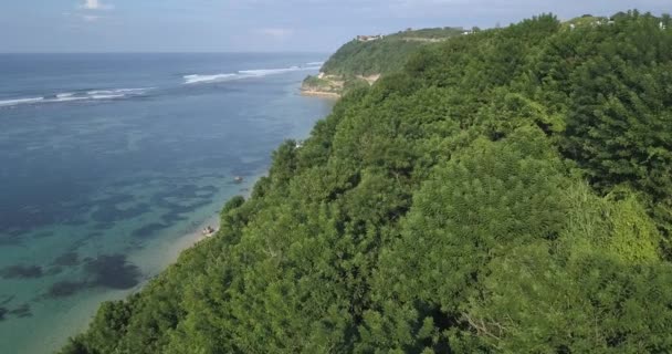 Vue aérienne du littoral océanique à une journée ensoleillée 
