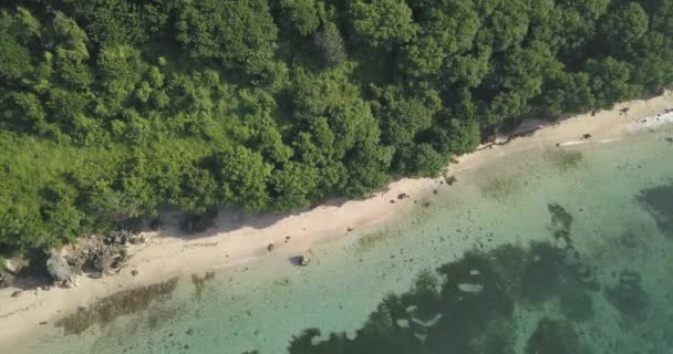 Vista aérea de la costa oceánica en un día soleado — Vídeo de stock