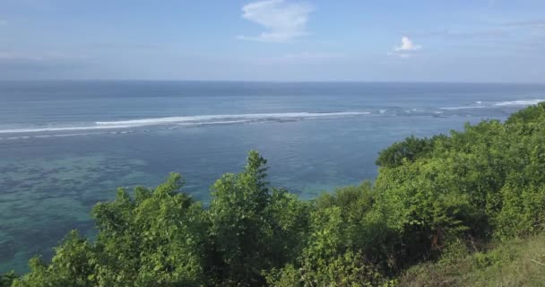 Вид с воздуха на побережье океана в солнечный день — стоковое видео