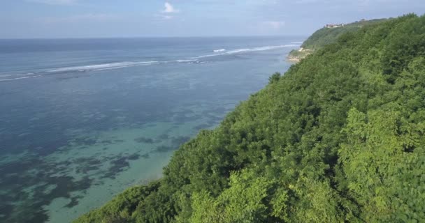 Vue aérienne du littoral océanique à une journée ensoleillée 