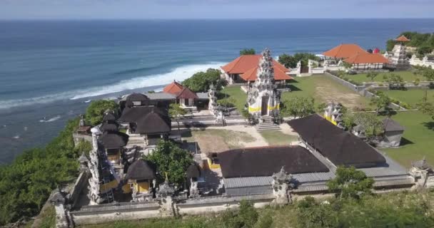 Luchtfoto van Balinese tempel — Stockvideo