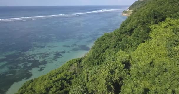 Pemandangan udara pantai laut pada hari yang cerah — Stok Video