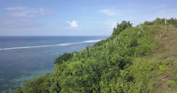 Vue aérienne du littoral océanique à une journée ensoleillée 
