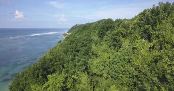 Vue aérienne du littoral océanique à une journée ensoleillée 