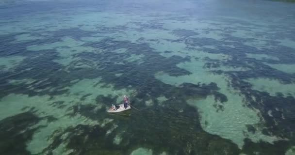 Αεροφωτογραφία εάν αλιευτικό σκάφος στη θάλασσα την ηλιόλουστη μέρα — Αρχείο Βίντεο