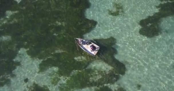 Vista aérea se barco de pesca no mar no dia ensolarado — Vídeo de Stock