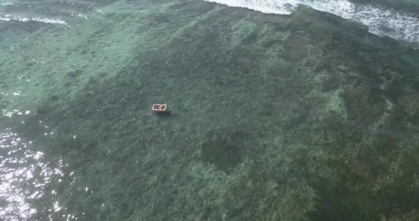 Vista aérea si barco de pesca en el mar — Vídeo de stock