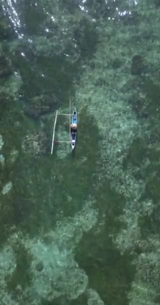 Vue aérienne si bateau de pêche dans la mer — Video