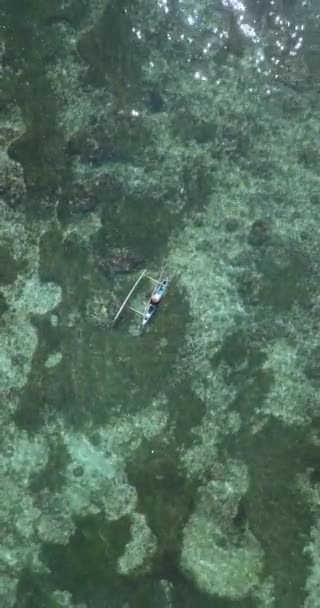 海の中に漁船がある場合の空中風景 — ストック動画