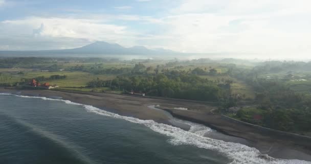 Letecký pohled na pláž Kedungu v ranních hodinách. — Stock video