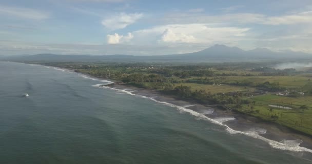 Vista aérea da praia de Kedungu na hora da manhã . — Vídeo de Stock