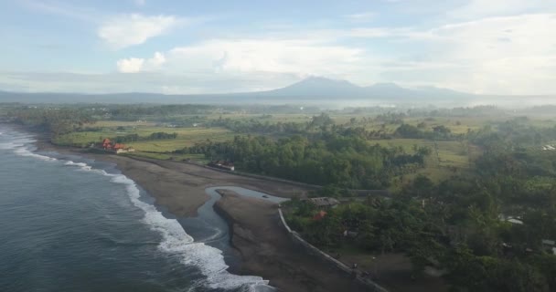 Luchtfoto van Kedungu strand in de ochtend tijd. — Stockvideo