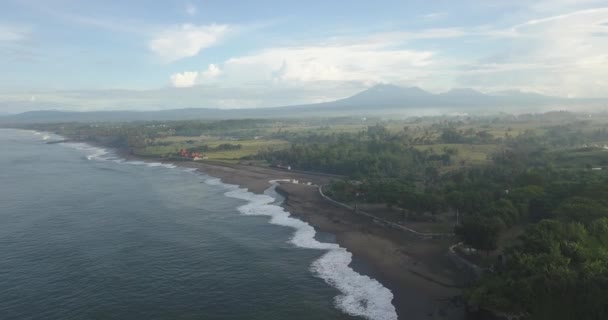早上时分Kedungu海滩的空中景观. — 图库视频影像
