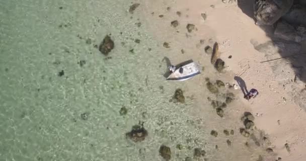 Légi felvétel, ha halászhajó a strandon a napsütéses napon — Stock videók