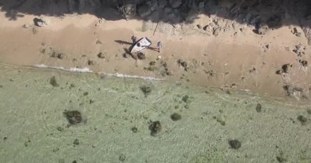 Luchtfoto als vissersboot het strand op zonnige dag — Stockvideo