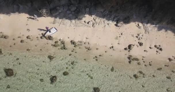 Flygfoto om fiskebåt stranden på solig dag — Stockvideo