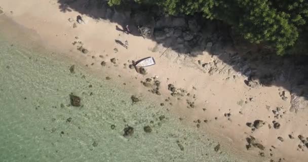 Letecký pohled, pokud rybářská loď na pláži za slunečného dne — Stock video