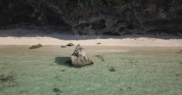 Luchtfoto van tropisch strand op zonnige dag — Stockvideo