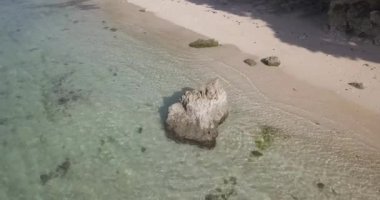 Güneşli bir günde tropikal plajın havadan görünüşü